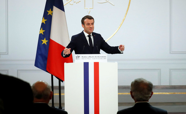 Hasłem wystąpienia prezydenta była "jedność narodu" i Macron zapowiedział, że podejmie w najbliższych tygodniach "nowe decyzje", które pozwolą walczyć z "siłami, które podminowują" tę jedność