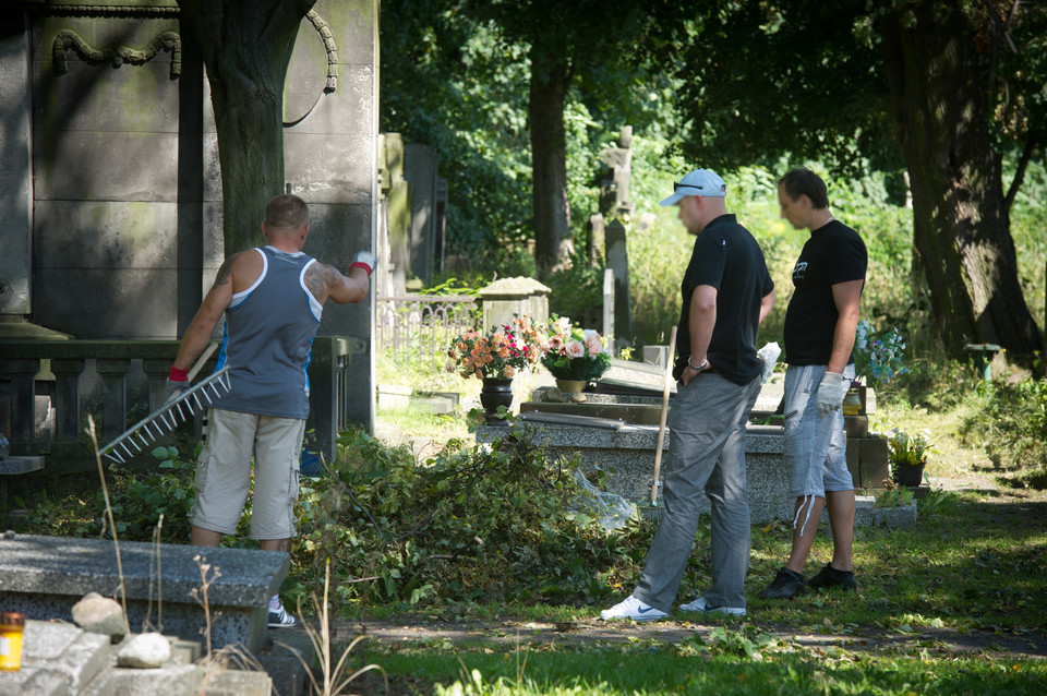 Więźniowie sprzątają cmentarz żydowski