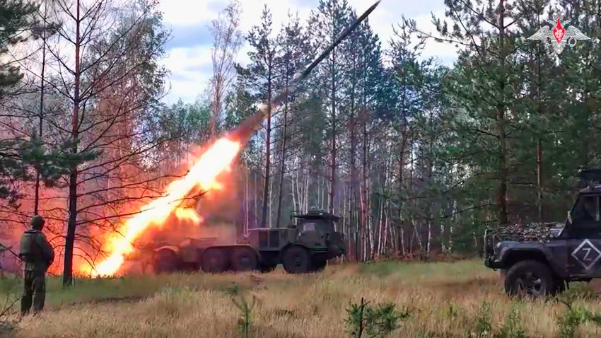 Ruska vojska puca na ukrajinske položaje iz raketnog lansera "uragan" na nepoznatoj lokaciji u Ukrajini 15. juna