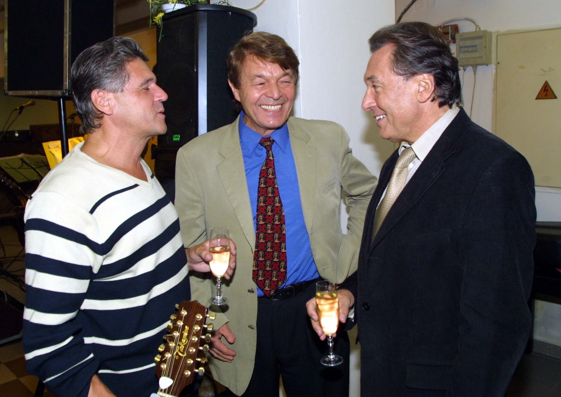 Český spevák Karel Zich, Jiří Suchánek (uprostred) a Karel Gott. 