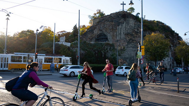 A férfiak bringával vagy autóval, a nők inkább BKV-val és gyalog közlekednek Budapesten