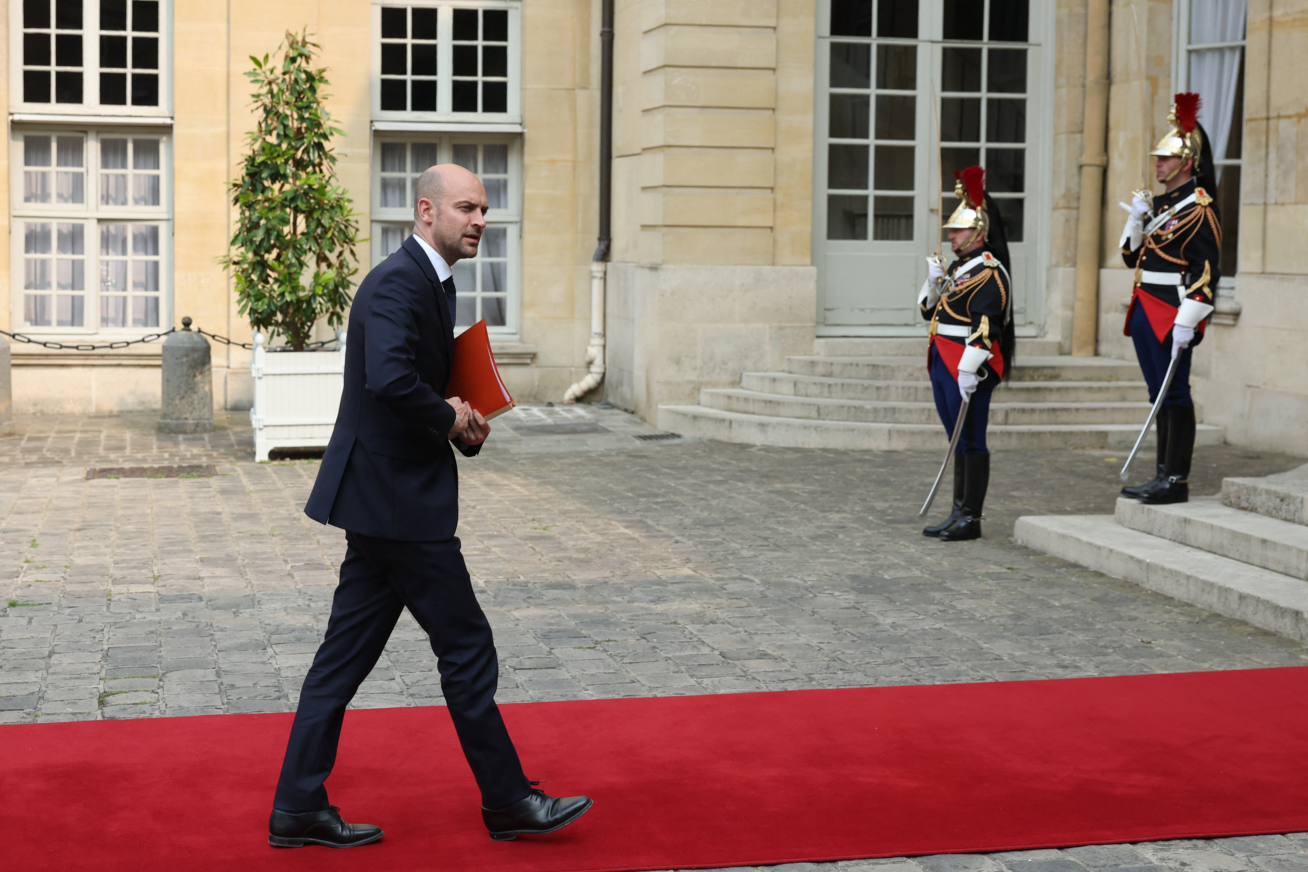 Ministro francese visita Chernobyl: danni da attacco russo