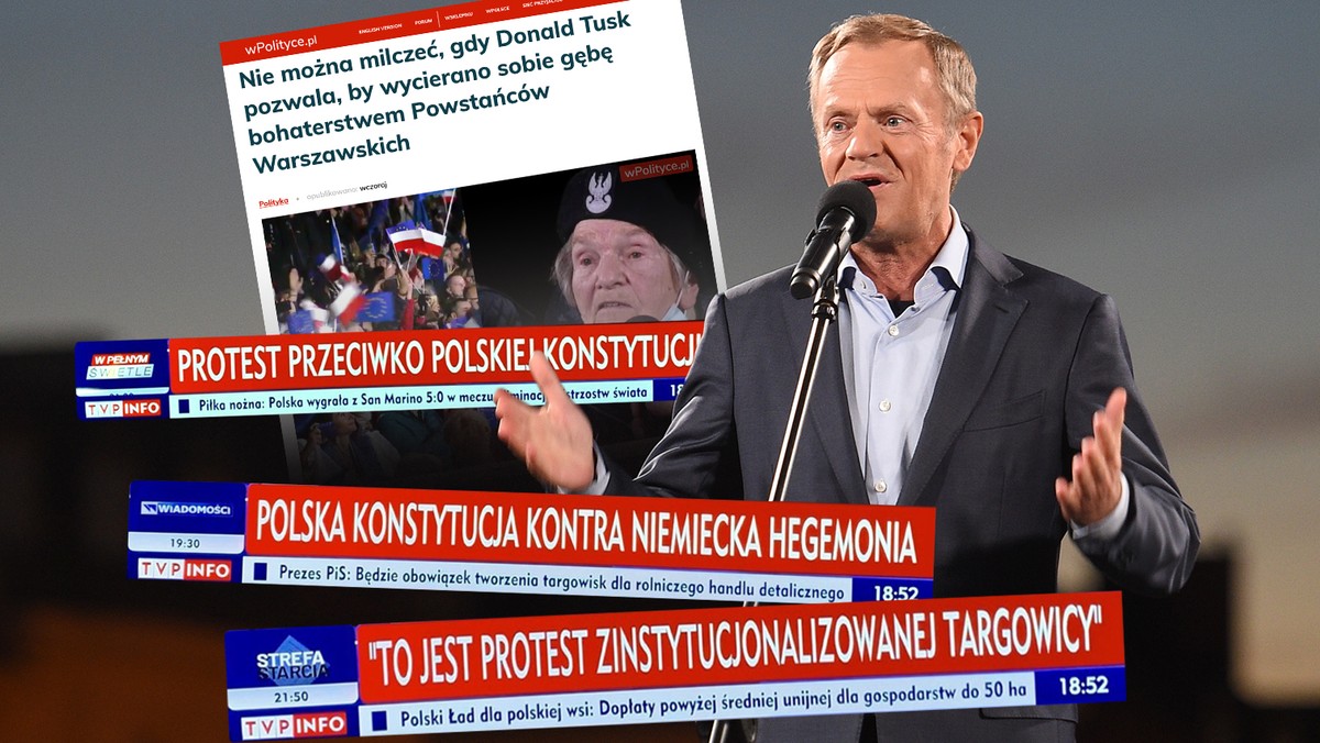 Donald Tusk podczas manifestacji na Placu Zamkowym w Warszawie. W tle nagłówki z prorządowych mediów