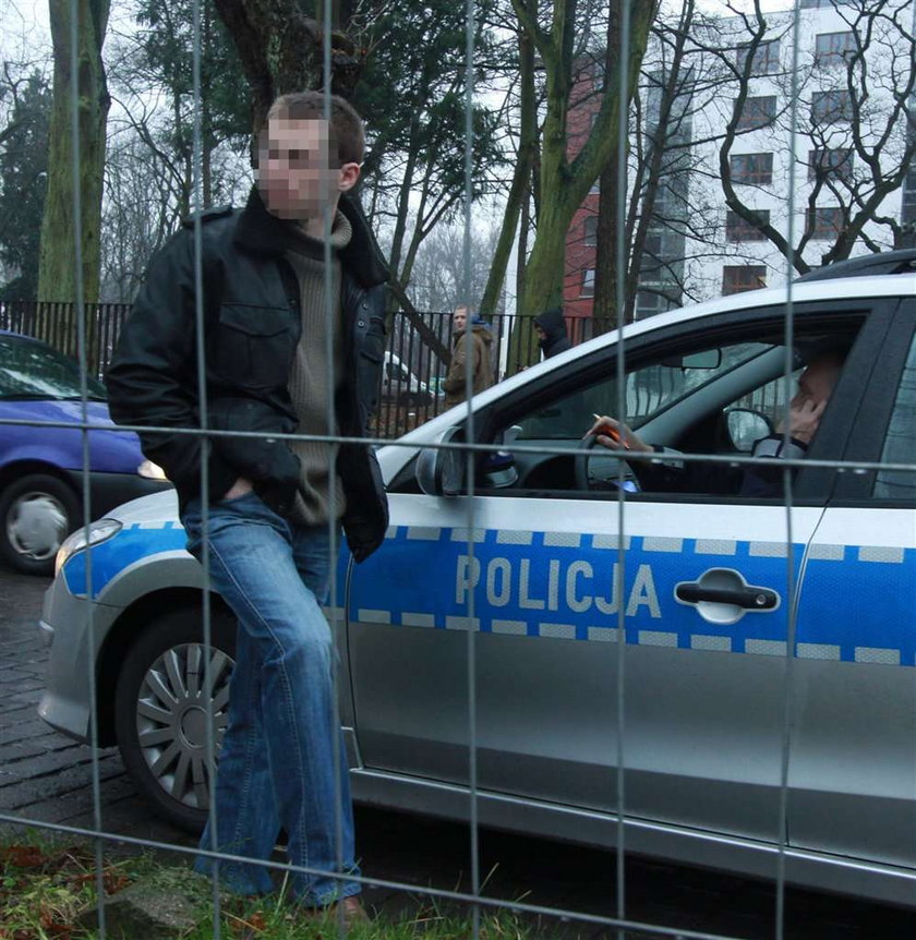 Auto zawisło na barierce. Centymetr i spadłoby do rzeki. FOTY