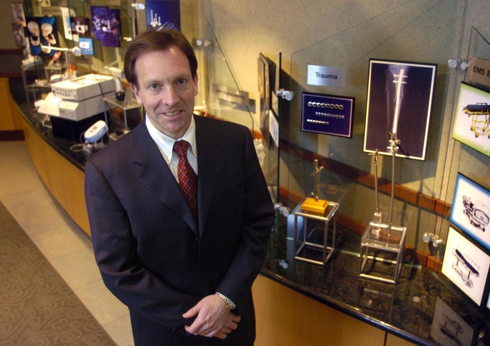 <b>7. Stryker Corporation</b>
<br>
<br>
Stryker Corporation jest liderem na światowym rynku ortopedycznym i jedną z największych korporacji branży medycznej. 
<br>
<br>
W USA zatrudnia około 10 tys. pracowników, którzy mogą liczyć na średnio 75 tys. średniej rocznej pensji oraz na stoły do ping-ponga umieszczone w pobliżu ich miejsca pracy.