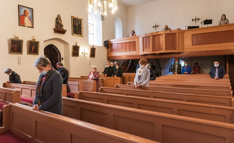 Dystans w warszawskich kościołach: Mniej osób będzie mogło uczestniczyć w mszy osobiście