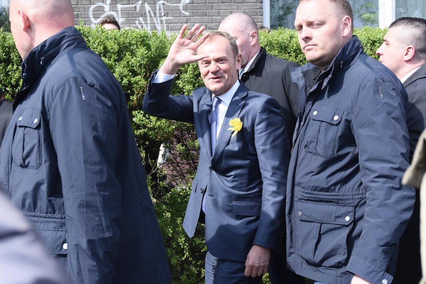 Przepychanki i wyzwiska na Dworcu Centralnym. Tak Polacy przywitali Tuska