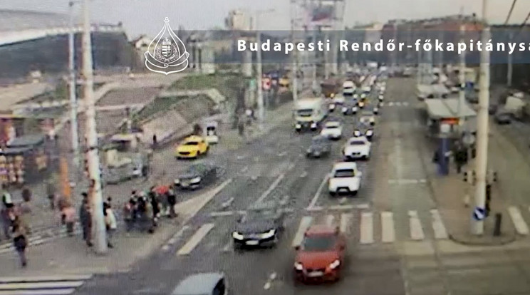Videón a pillanat, amikor a Hungária körúton a járókelők közé hajt az autós