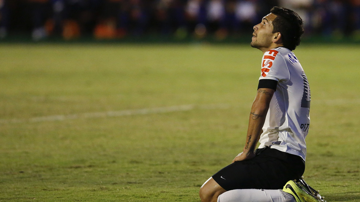 Podczas niedawnego spotkania piłkarskiego w Brazylii, w którym ekipa Corinthians pokonała Santos FC 1:0, jeden z zawodników uderzył w plecy sędziego. 25-letni Petros za to zagranie został zawieszony przez Brazylijski Trybunał Sportowy na sześć miesięcy.