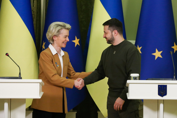 Kijów, Ukraina, 02.02.2023. Przewodnicząca Komisji Europejskiej Ursula von der Leyen (L) oraz prezydent Ukrainy Wołodymyr Zełenski (P) podczas wspólnej konferencji prasowej w Kijowie, 2 bm. Przewodnicząca Komisji Europejskiej przybyła do ukraińskiej stolicy z grupą komisarzy unijnych. W piątek 3 bm. w Kijowie odbędzie się szczyt UE-Ukraina. (jm) PAP/Viktor Kovalchuk