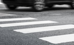 Kiedy pierwszeństwo dla pieszych? Połowa ankietowanych popiera pomysł rządu [SONDAŻ DGP]