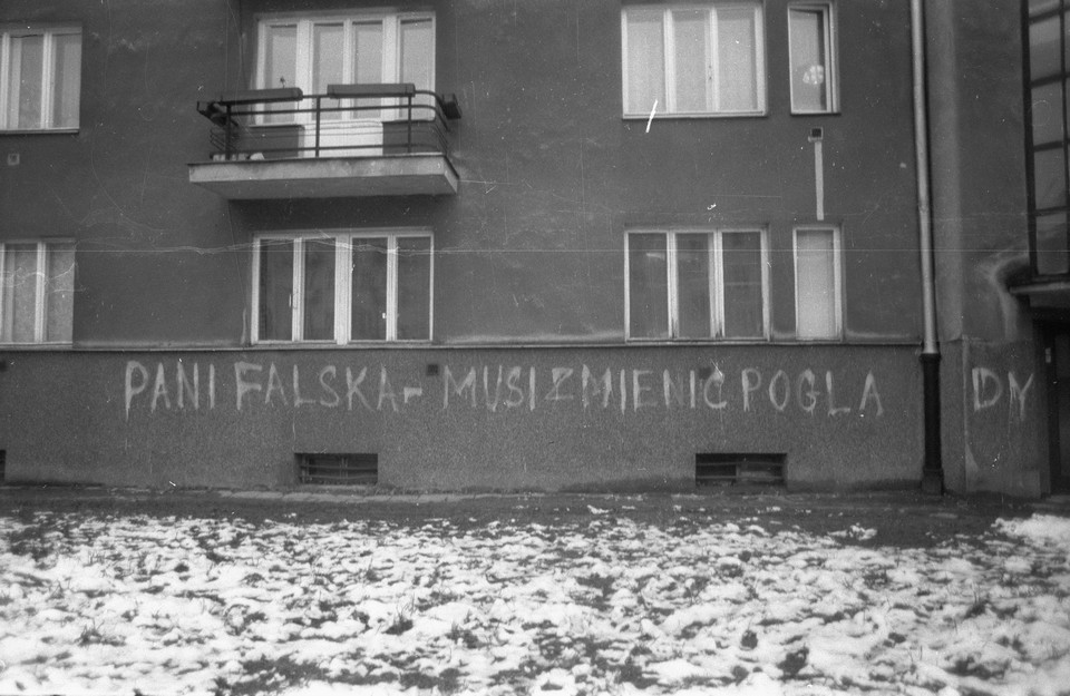 Napis "Pani Falska – musi zmienić poglądy" na murze budynku mieszkalnego, 1981 r.