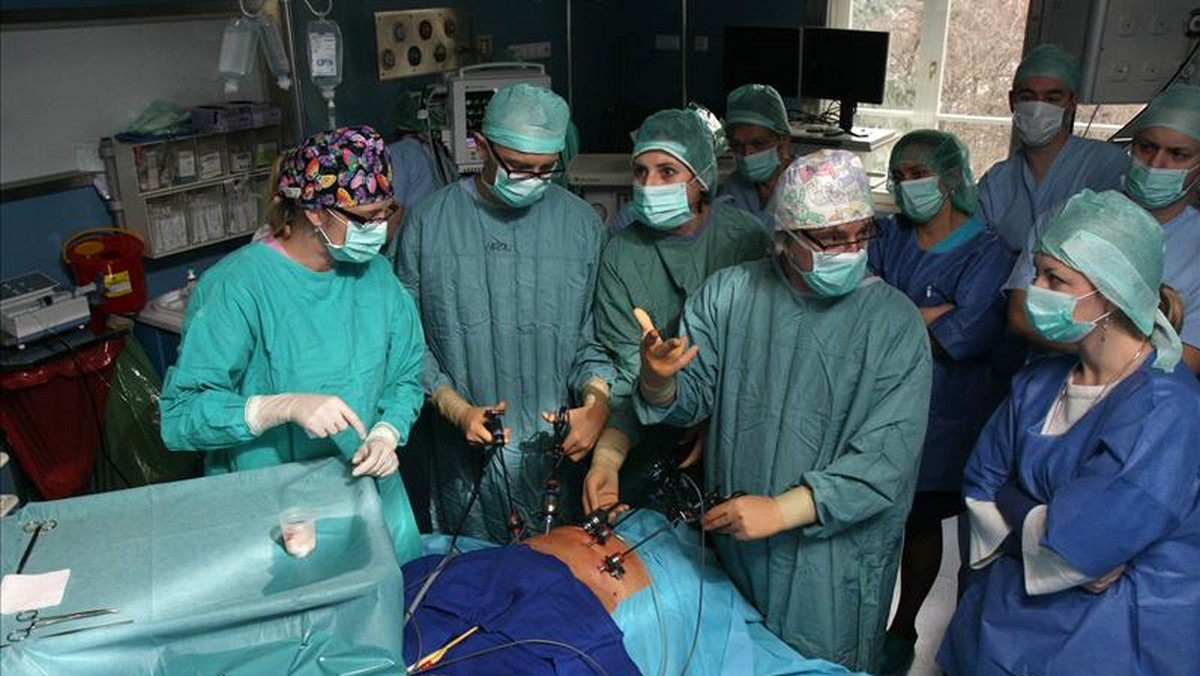 Oddziału Klinicznego Urologii Szpitala Uniwersyteckiego przeprowadzili pierwszy w Małopolsce nowoczesny zabieg laparoskopowy. Dzięki temu chorzy na nowotwory układu moczowego szybciej wrócą do zdrowia.