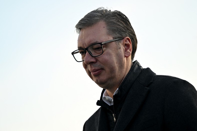 Prezydent Serbii Aleksandar Vucic przed lokalem wyborczym w Belgradzie, 17 grudnia 2023 r.