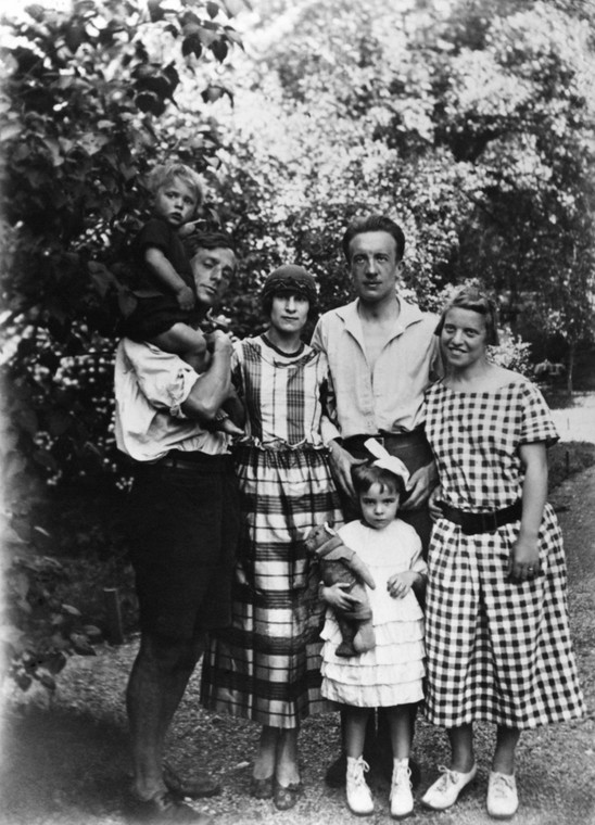 Max Ernst (pierwszy od lewej), Gala Eluard z mężem Paulem oraz żoną Ernsta - Louise Straus (po prawej) ok. 1924 r.