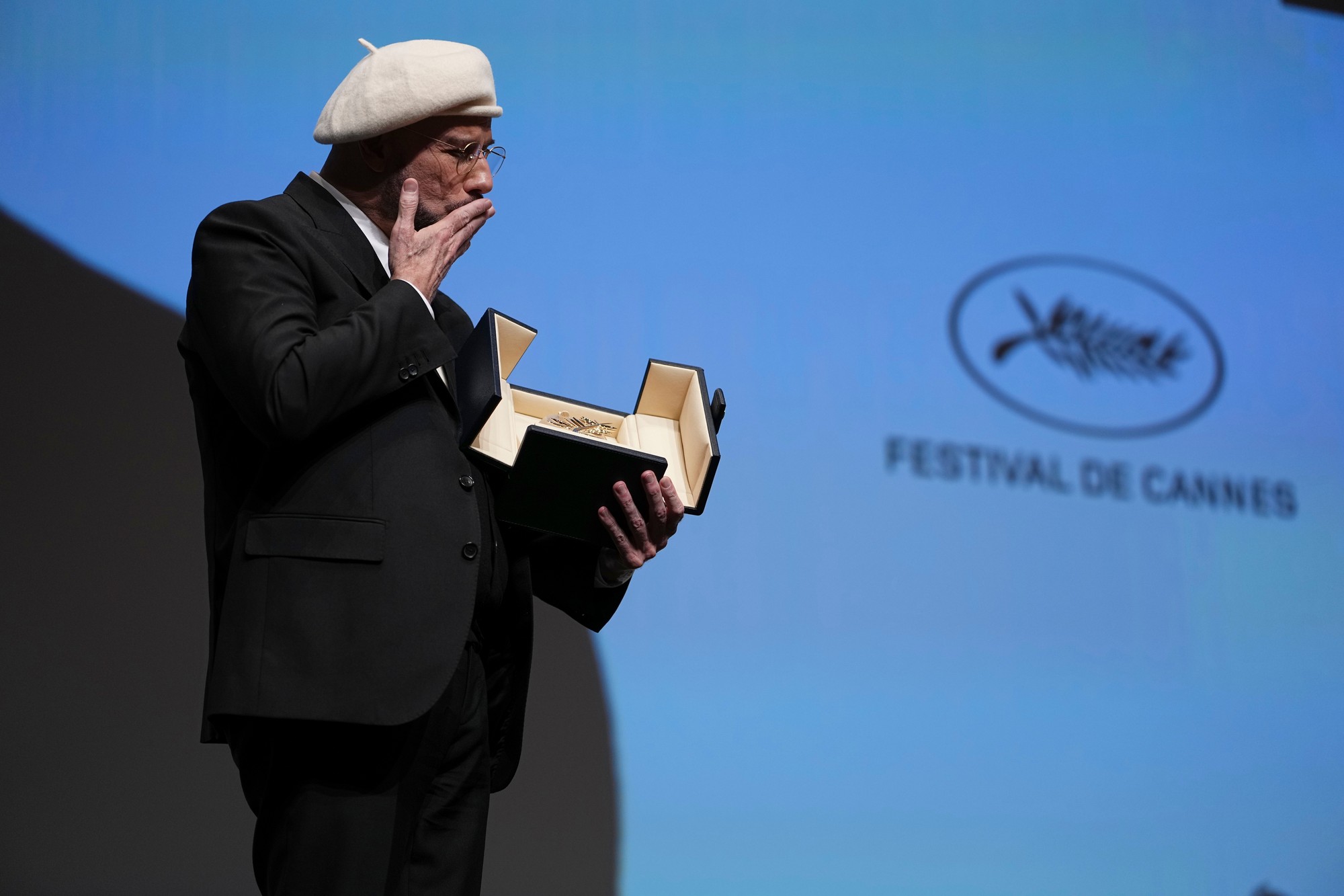 Herec John Travolta drží svoju čestnú Zlatú palmu počas 79. ročníka Medzinárodného filmového festivalu v Cannes.