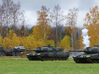 Na zdjęciu szwedzkie czołgi Strv 122 (po prawej) i wyrzutnia Archer na podwoziu Volvo (po lewej)
