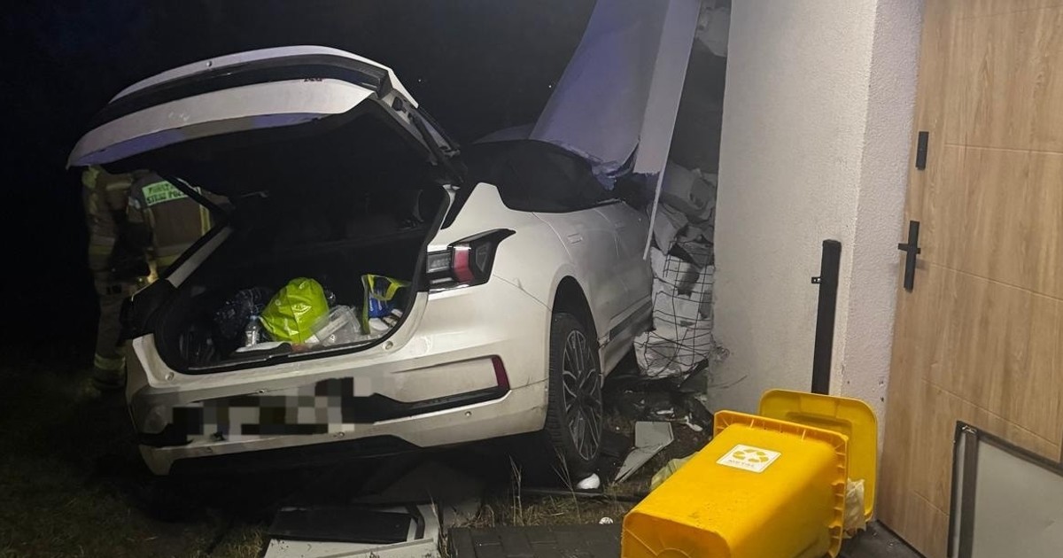 Kierująca elektrykiem pomyliła pedał gazu z hamulcem. Staranowała bramę, auto i wjechała w budynek