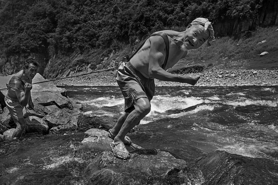 Zwycięzca w kategorii "Czerń i Biel - fotoreportaż" - Xia Xuejun (Chiny) - Przeciągacze łodzi, Hubei, Chiny