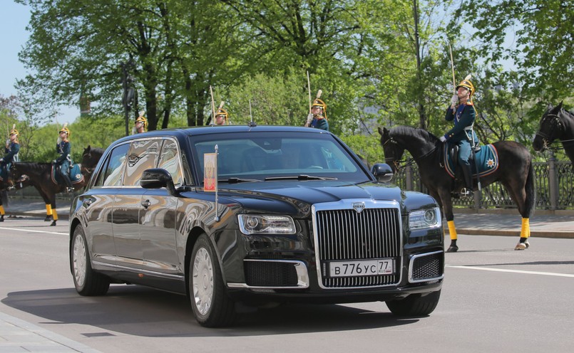 Putin wyszedł z korpusu, gdzie mieści się jego gabinet, usiadł na miejscu dla pasażera i przejechał do Wielkiego Pałacu Kremlowskiego, w którym odbyła się uroczystość zaprzysiężenia