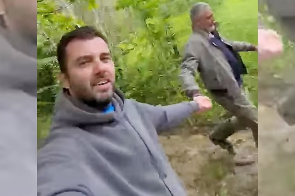ČEDA JOVANOVIĆ I COA KOS SE SNIMAJU U ŠUMI, BLATNJAVI DO GUŠE Obojica u gumenim čizmama, sve vreme se drže za ruke: "Volim te"