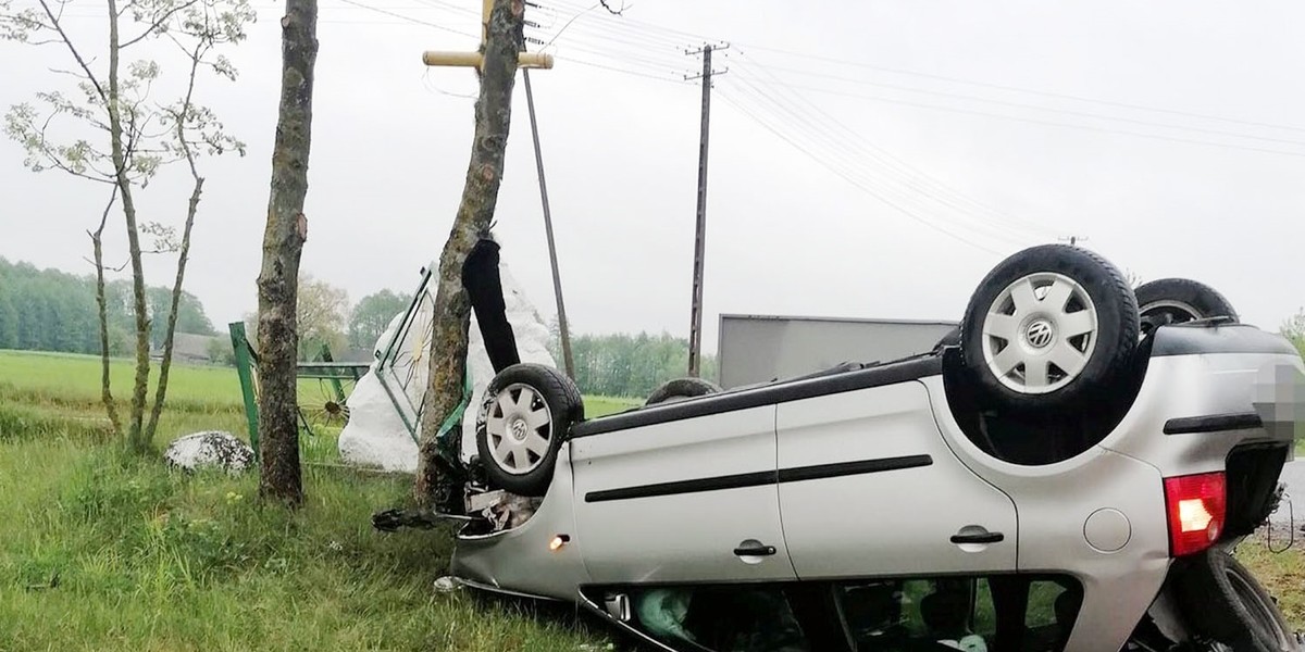 Uderzył w przydrożny krzyż i dachował. Groza pod Ostrowią Mazowiecką.