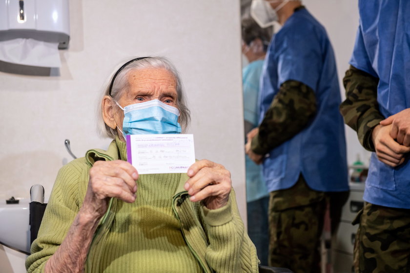 102-latka z Łodzi zaszczepiła się przeciw koronawirusowi: "Nic nie bolało"
