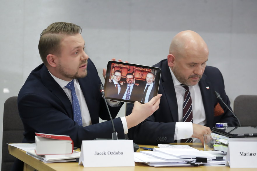 Posłowie PiS Jacek Ozdoba i Mariusz Gosek na posiedzeniu komisji śledczej ds. Pegasusa (19.02.2024)