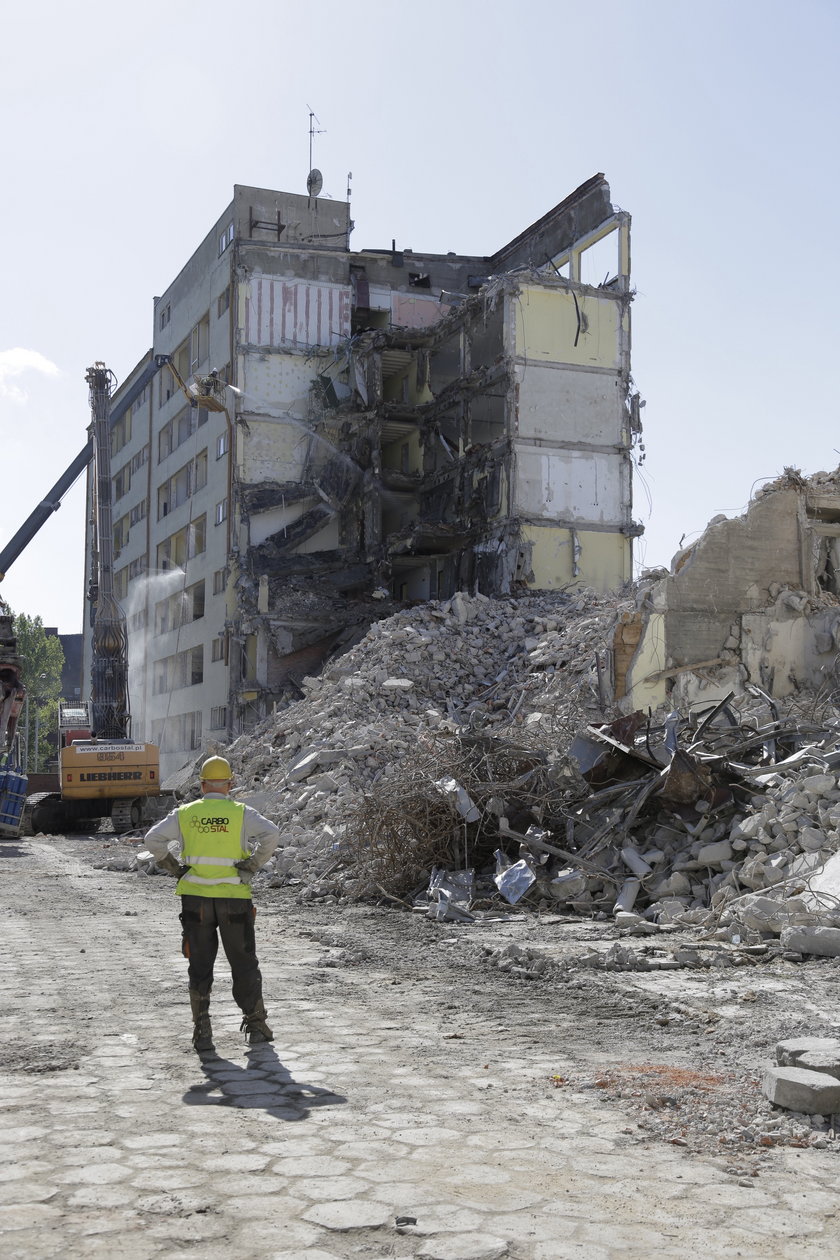 Wyburzanie budynku Cuprum przy pl. Jana Pawła II we Wrocławiu