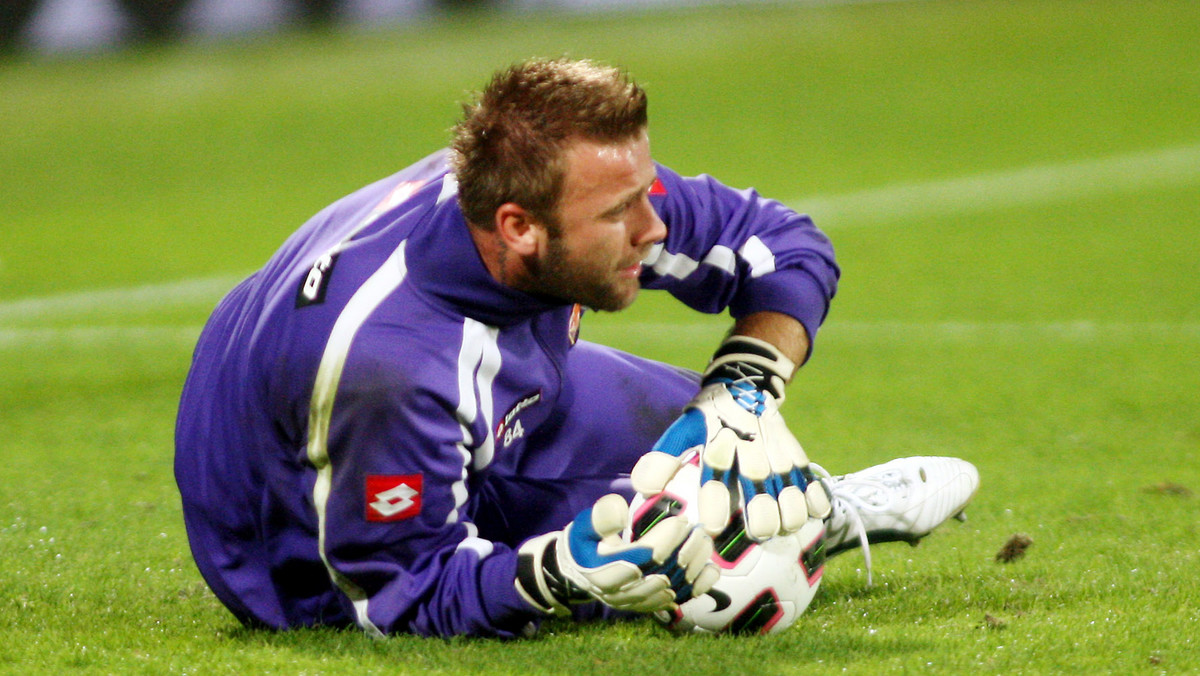 Artur Boruc w 77. minucie meczu Fiorentiny z Romą (2:3) popełnił fatalny w skutkach błąd. Polski bramkarz minął się z piłką, przez co Simone Perrotta strzelił gola. - Ten gol to był prezent. Ale takie rzeczy w futbolu się zdarzają - powiedział trener Violi, Sinisa Mihajlović.