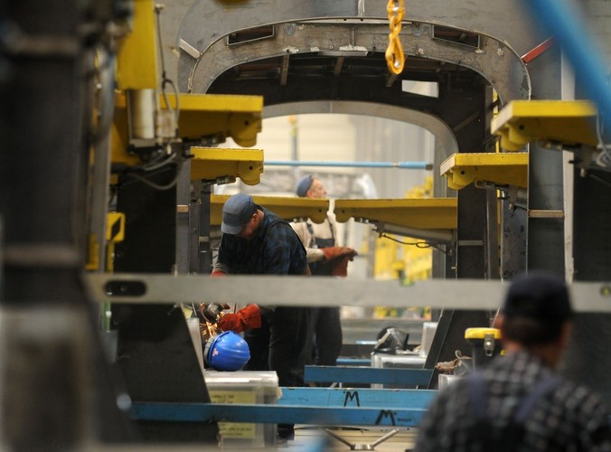 Robotnicy montują kolejny pociąg