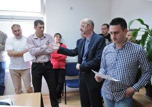 604992_kragujevacjkp-parking-servisotvorena-sednica-sindikatagovori-nenad-vasiljevic-direktor-desno-ivica-piskulic-predsednik-sindikata270415ras-foto-nebojsa-raus02