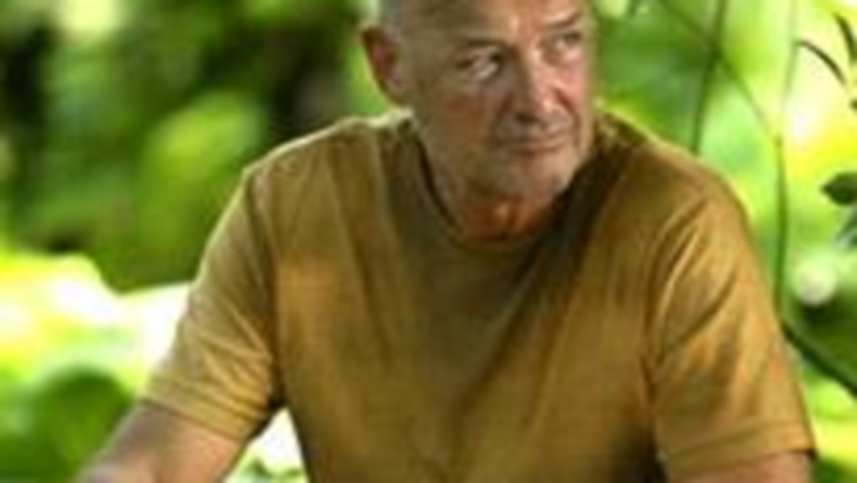 W ostatnich dwóch odcinkach "Zagubionych" John Locke zdążył: wymyślić kilka kłamstw, zabić Innego, wysadzić pełen przyrządów komunikacyjnych schron
