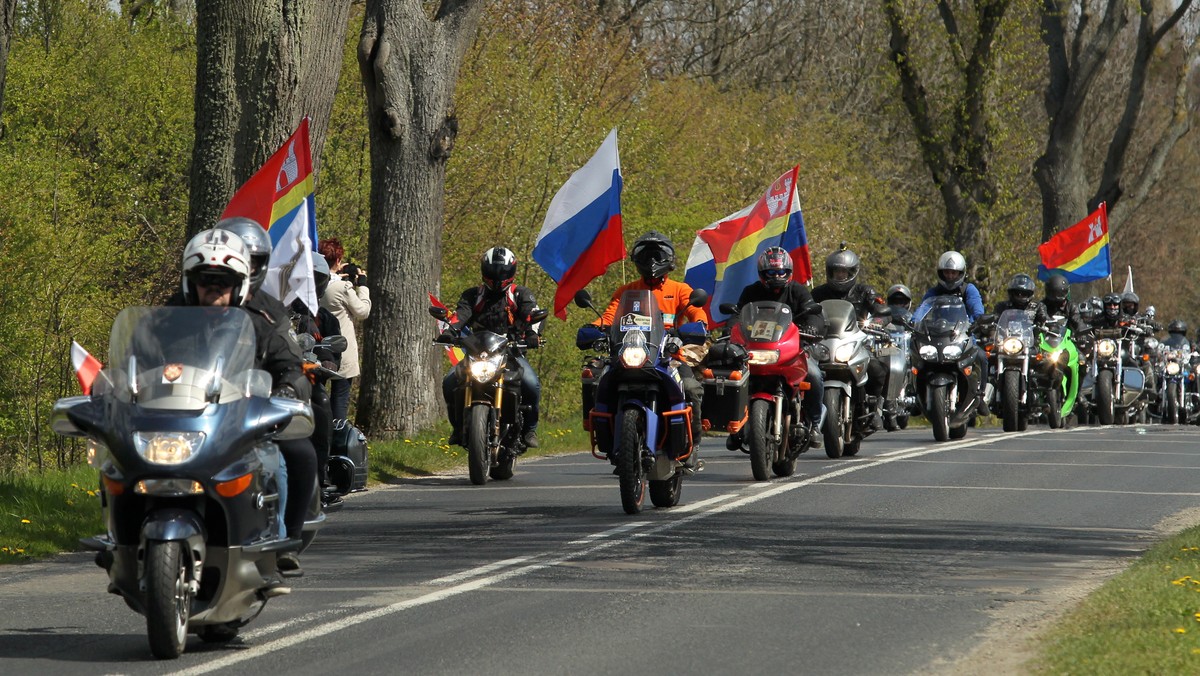 Na granicy polsko-białoruskiej w Terespolu mają wkrótce - zgodnie z zapowiedzią - pojawić się rosyjscy motocykliści z grupy "Nocne Wilki". Będą próbowali wjechać do Polski wbrew zakazowi MSZ. Wczoraj do kraju wjechali już ci, którzy mają unijne paszporty - informuje stacja TVN24.