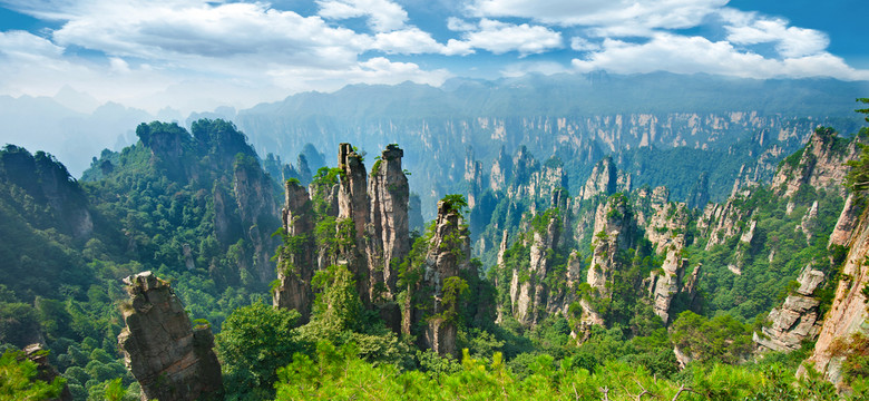 Krok w chmurach: niezwykły Park Narodowy Zhangjiajie (Chiny)