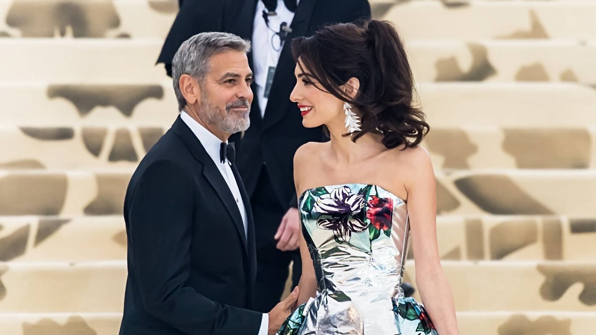 Haljina Amal Kluni nije samo ružna, već i skandalozna