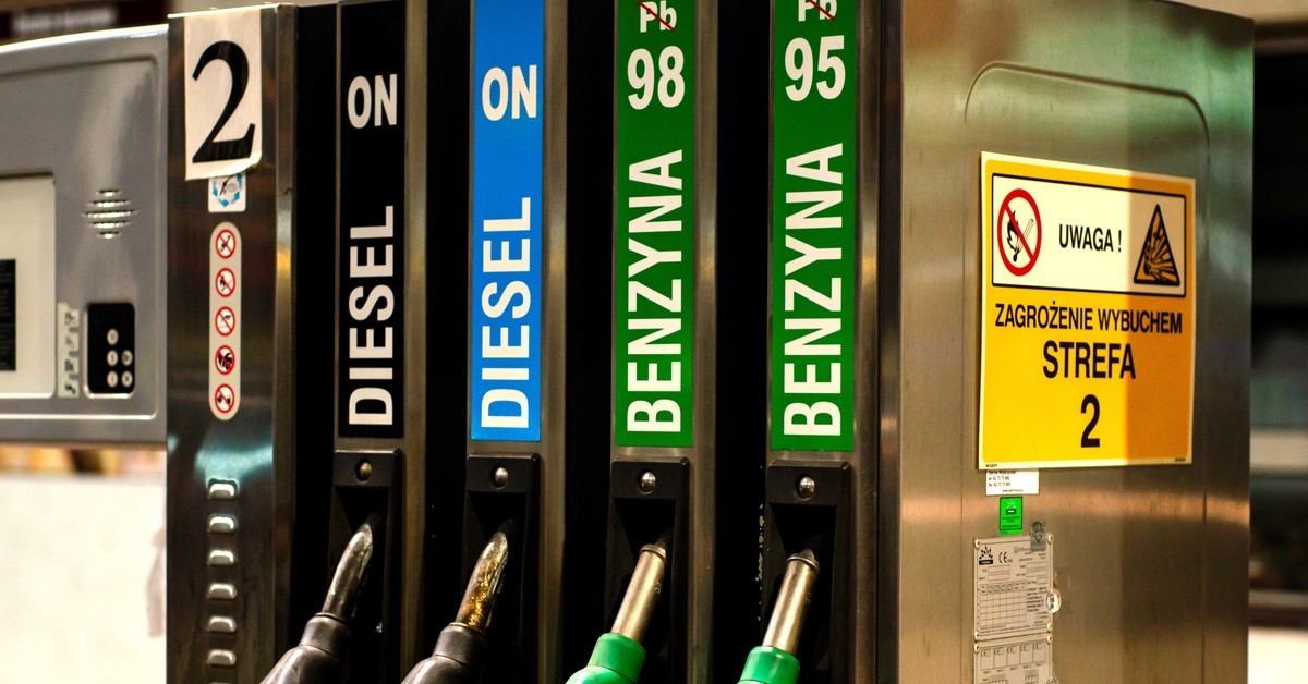 Ceny paliw w Polsce niższe niż przed rokiem. Co czeka nas na stacjach na początku nowego roku?