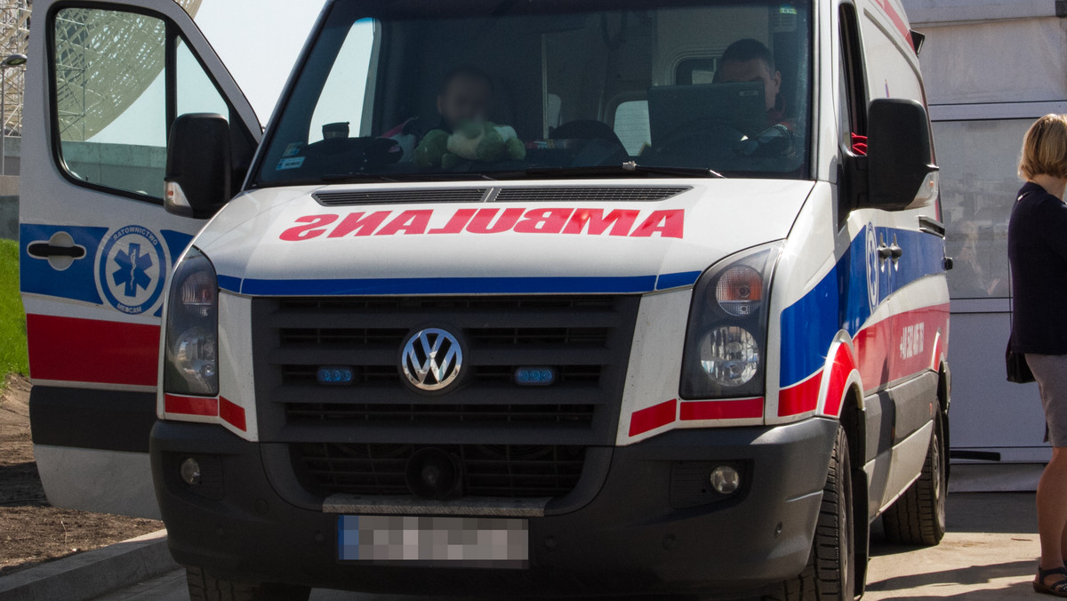 Dwie osoby są ranne, a jedna zginęła w piątek rano na budowie w Gdyni. Pracownicy budowlani spadli z rusztowania. Na miejscu są trzy zastępy straży pożarnej, policja oraz prokurator.