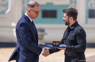 Polska oddaje hołd ofiarom, Ukraina wspomina ich oprawcę. Przypadkowa zbieżność dat czy symboliczny zgrzyt?