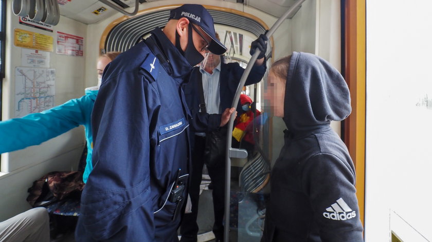 Policja karze za brak maseczek. I przegrywa w sądach