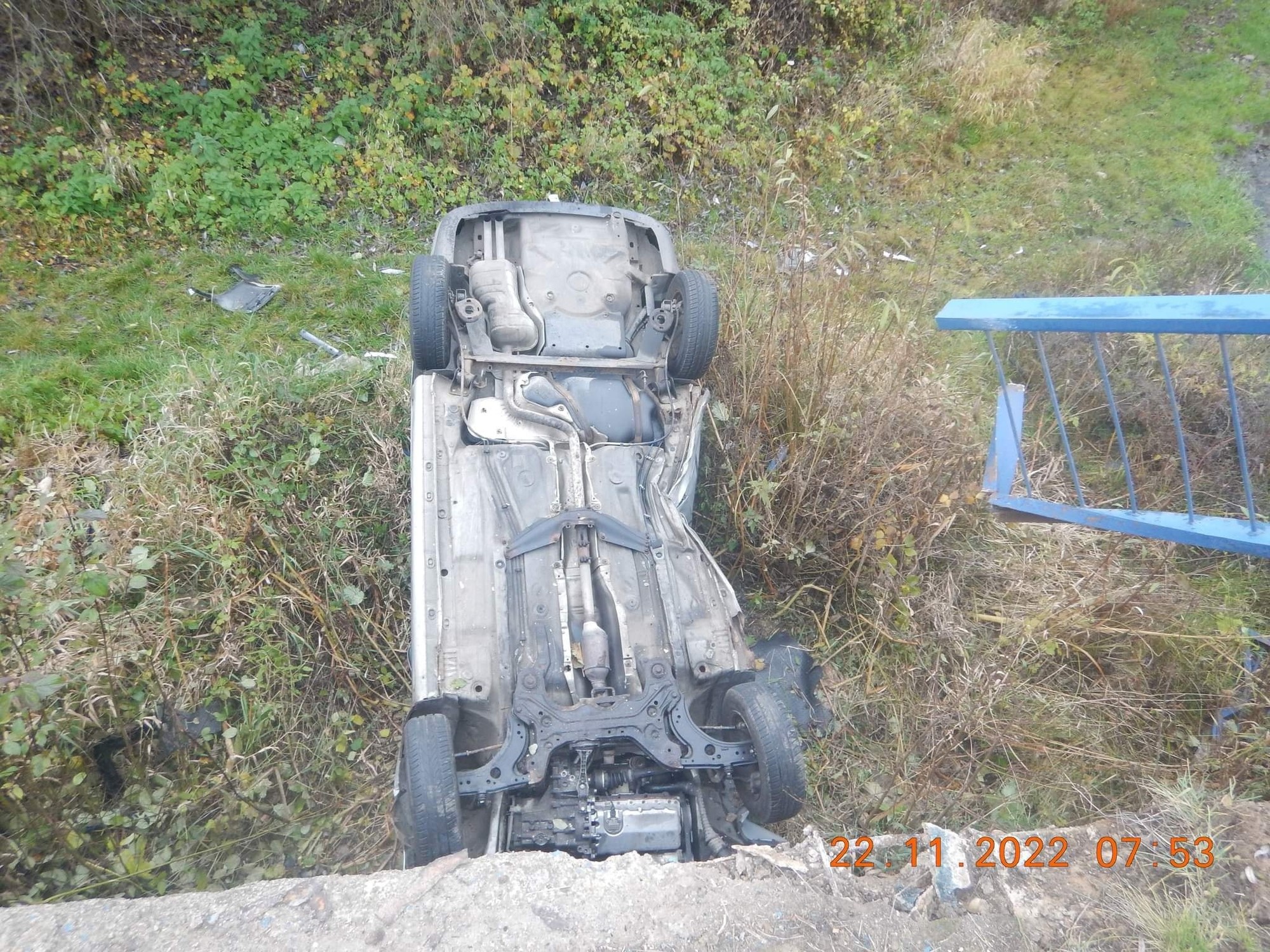 Opitý vodič skončil s prevráteným autom pod mostom.