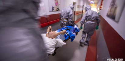 Dramatyczna ewakuacja zarażonych pacjentów. Do akcji wkroczyło wojsko!