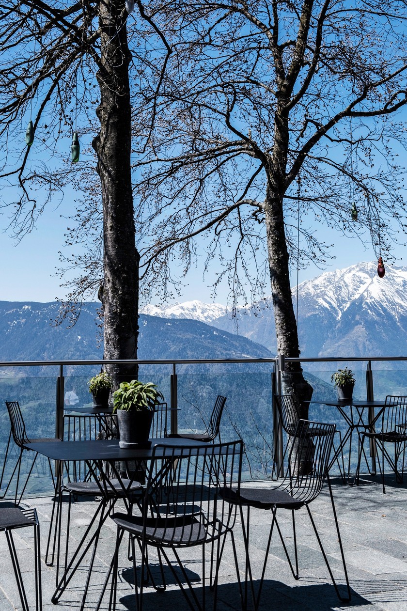 MIRAMONTI Hoch oben scheint immer die Sonne: Auf der Terrasse des Boutiquehotels in Hafling lässt sie sich perfekt geniessen.