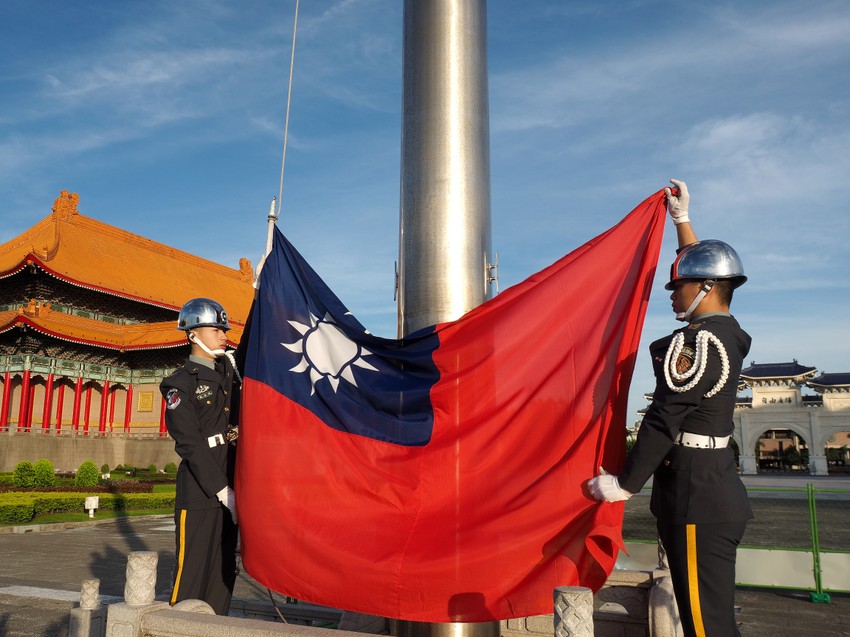 Tajvanski vojnici dižu zastavu u Taipeju