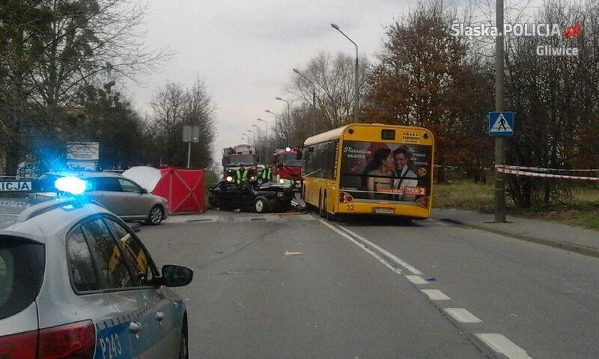 Gliwice. Zderzenie osobówki z autobusem. Nie żyje pasażer volkswagena