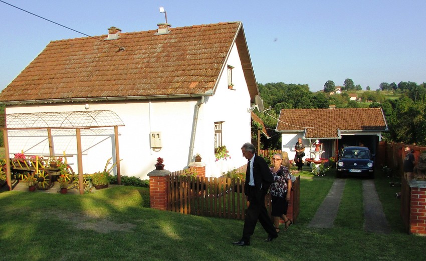 Marići ispred kuće u kojoj žive