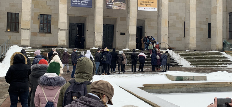Wielki powrót sztuki. Długa kolejka przed Muzeum Narodowym w Warszawie