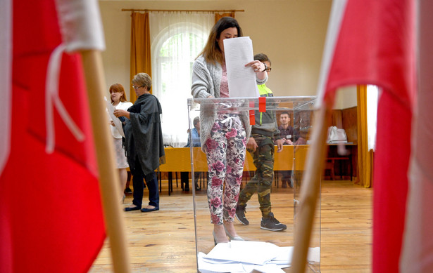 ezę o kluczowej roli wykształcenia potwierdza to, że uczelnie znajdują się zwykle w największych miastach, a osoby z małych powiatów, które wyjechały tam studiować, najczęściej po studiach już do swoich rodzinnych miejscowości nie wracają. Stąd w powiatach złożonych z małych miejscowości przeważają osoby gorzej wykształcone, przez co utrzymuje się tam wyższe bezrobocie.