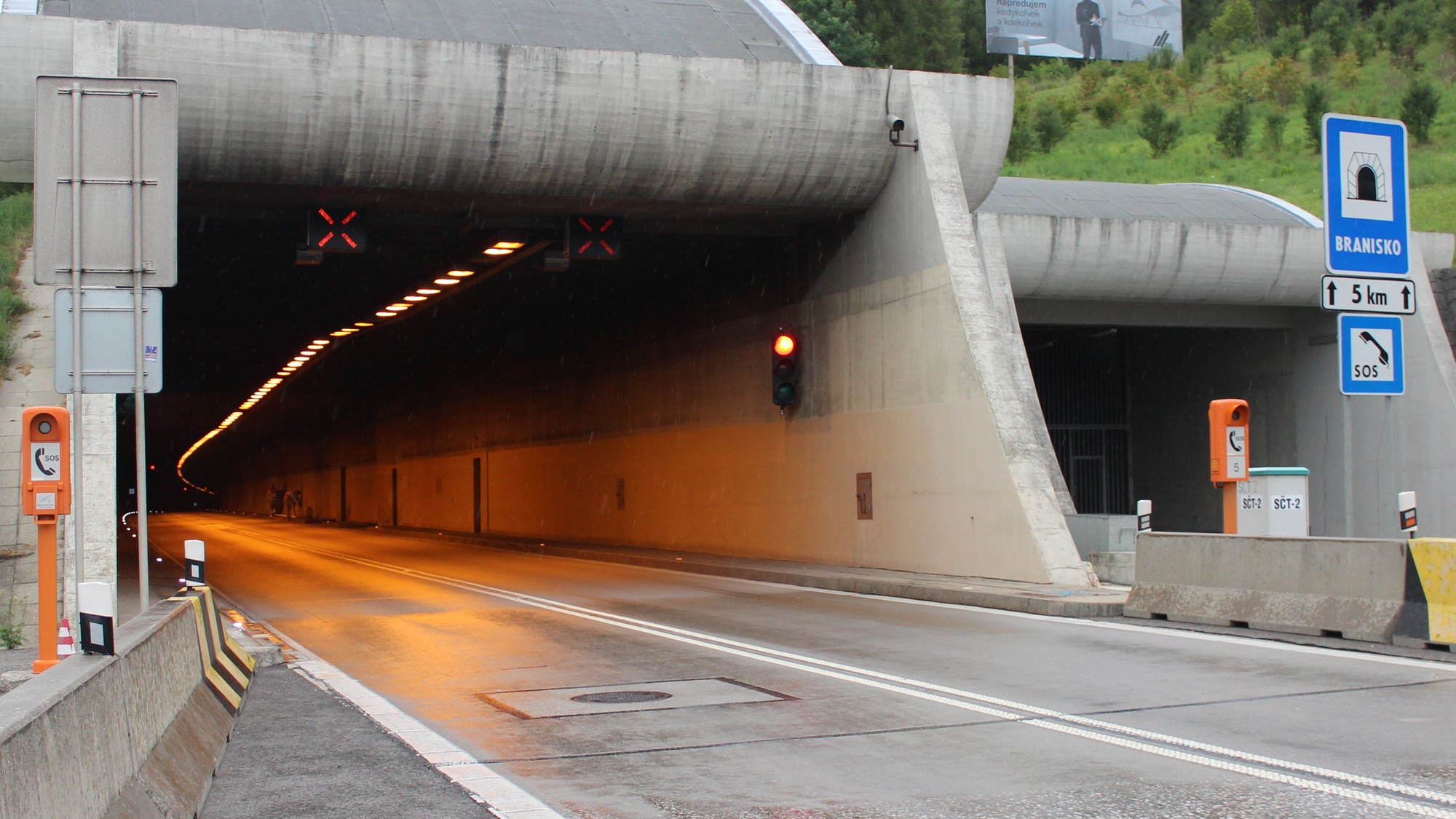 Tunel Branisko uzavreli pre zrážku osobného auta s kamiónom. (ilustračné foto)