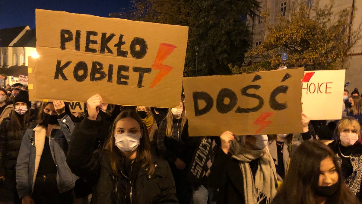 Strajk Kobiet. Protesty w całej Polsce. Młodzież budzi senny Prudnik